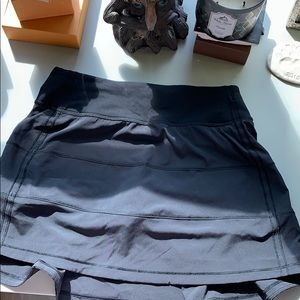Lululemon skirt- never worn